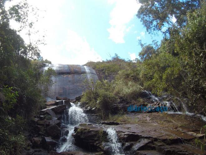 Pedras escorregadias, tanto na base quanto no topo da cachoeira, com trilhas de difícil acesso transformam a limeira em um lugar perigoso