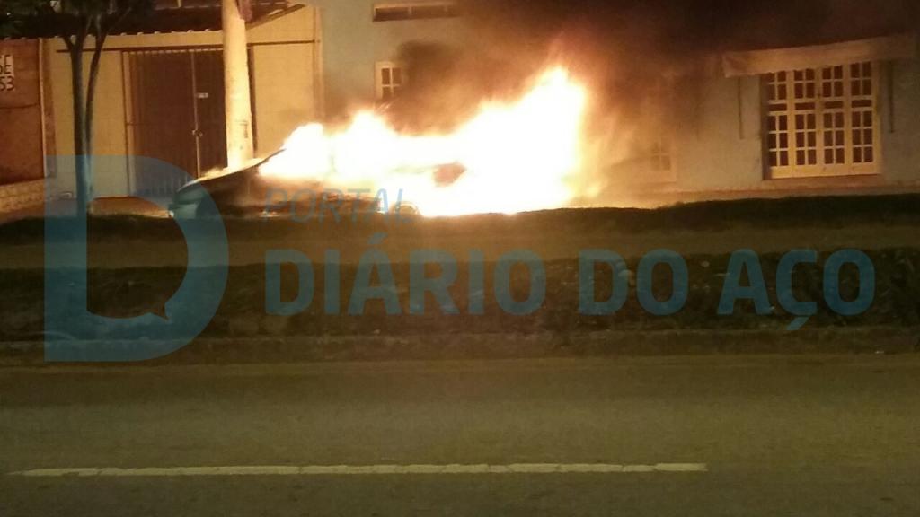 O Fiat Marea foi completamente destruído pelas chamas, seu dono foi alvo de tiros no início do mês