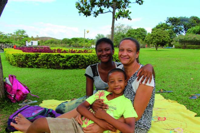 Elenice Freire e os filhos, no Parque Ipanema