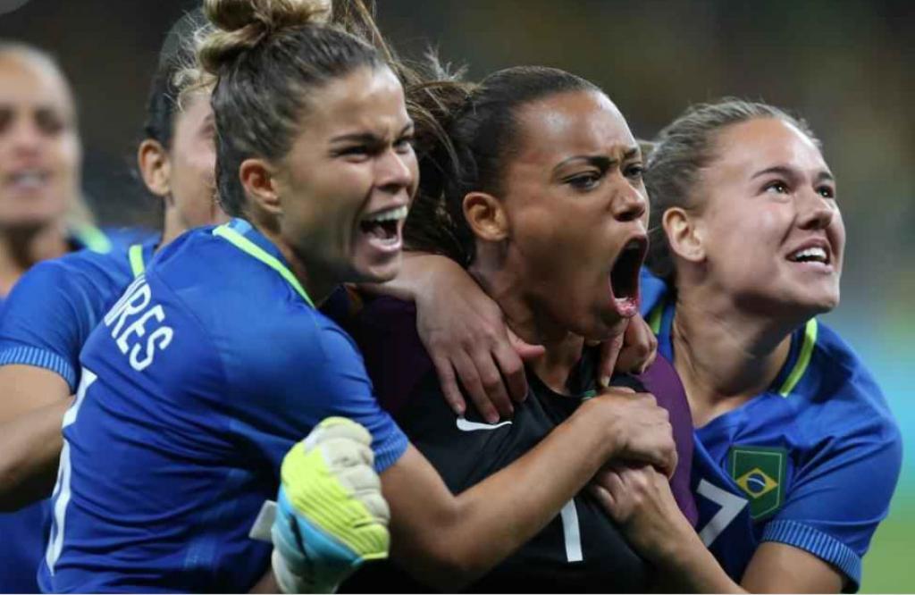  Goleira Bárbara pegou pênalti e deu vitória à Seleção por 7 a 6 sobre a Austrália. Com 52 mil pagantes, estádio foi à loucura.