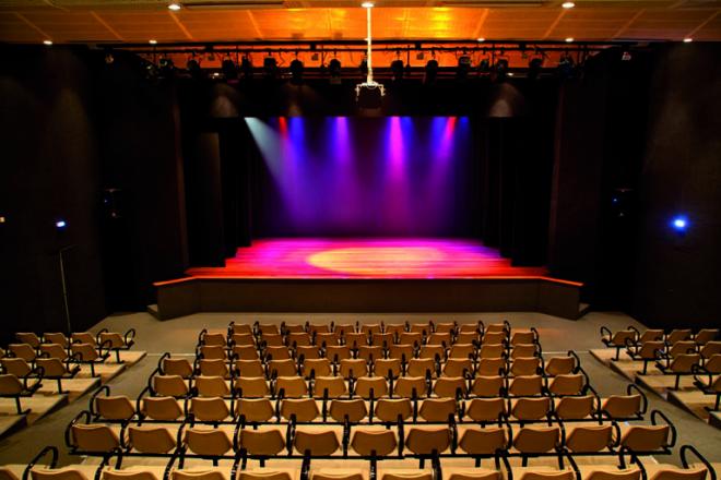 Teatro Zélia Olguin, no Bairro Cariru, em Ipatinga
