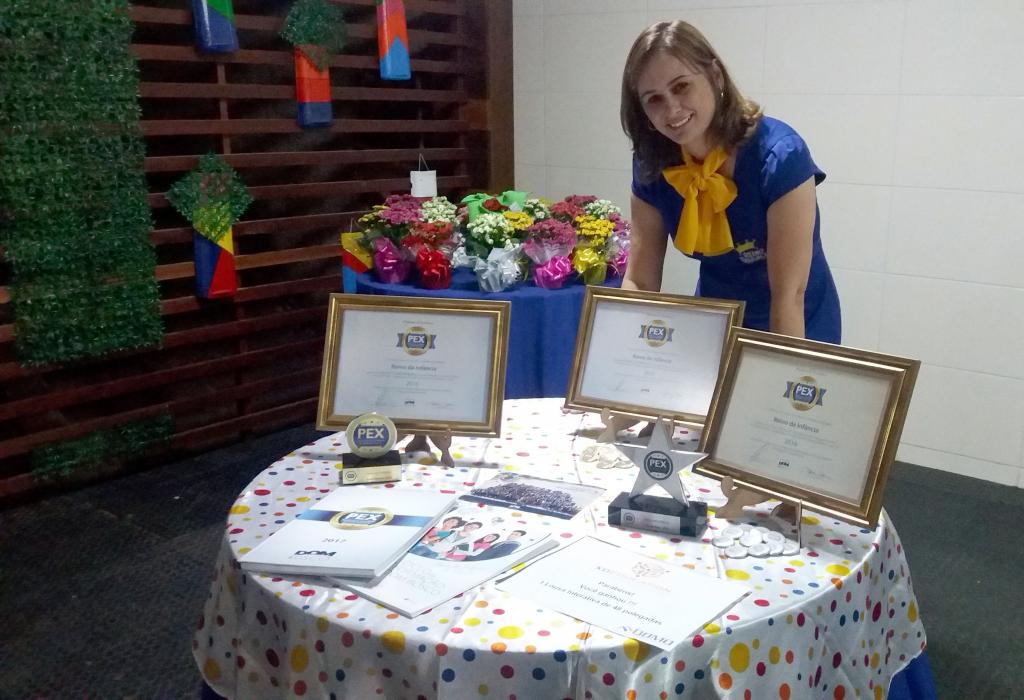A educadora Andreza Guidine exibe com orgulho as conquistas da escola