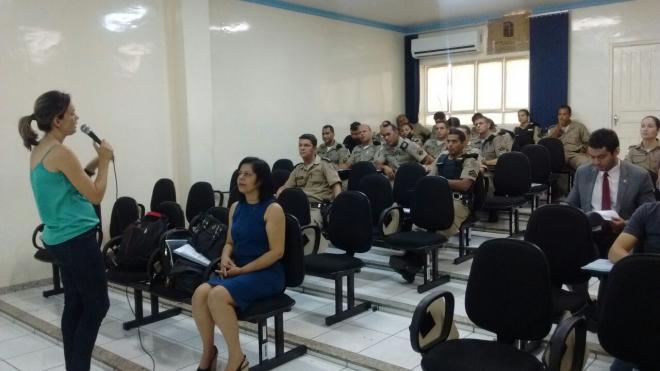 Treinamento busca ampliar o conhecimento dos profissionais que já atuam em áreas de vulnerabilidade social