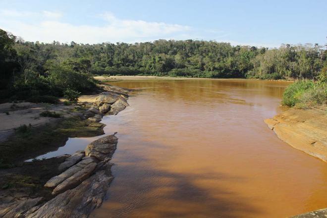 O rio Doce, na região da Ponte Perdida, quase um ano após catástrofe ambiental da mineração 
