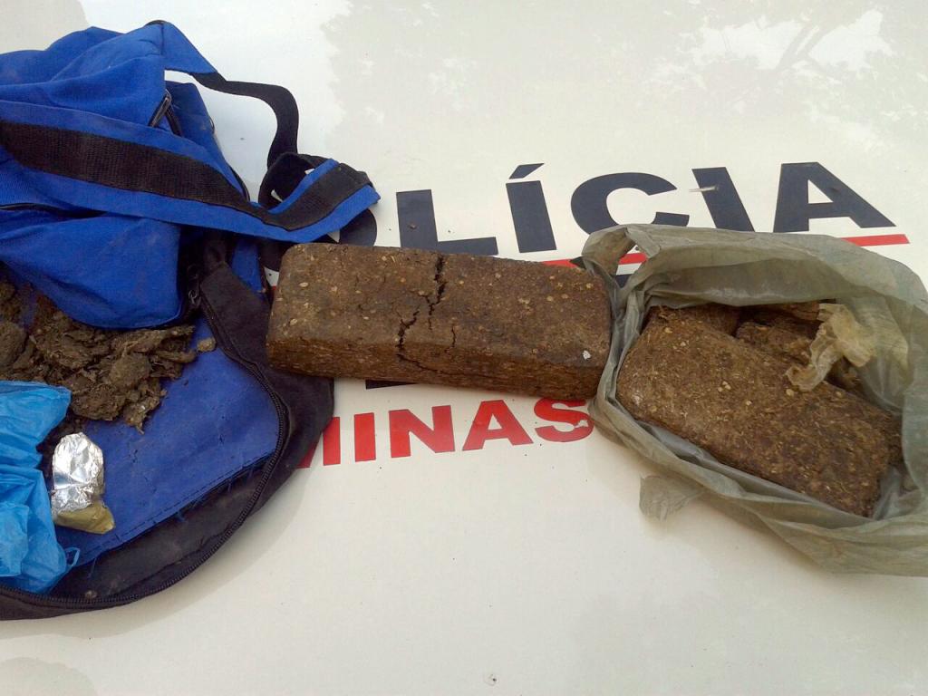 Entre os objetos apreendidos estão armas e drogas