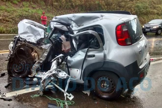 Fiat Uno, com placas de Ipatinga, foi atingido por caminhão na BR-116 
