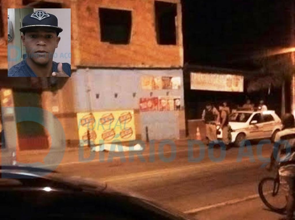 Polícia isola o local do crime, para o trabalho pericial no corpo de Fernando (no detalhe), morto com vários tiros
