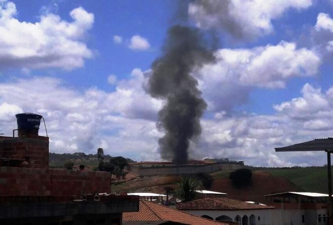 Do lado de fora, população registra coluna de fumaça resultante de incêndio em bloco da PDMC