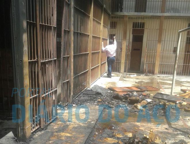 Presos queimaram colchões, lençóis e destruíram a infraestrutura de várias celas