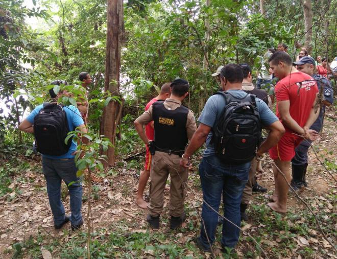 Entre as pessoas estão familiares e conhecidos da jovem desaparecida de casa 