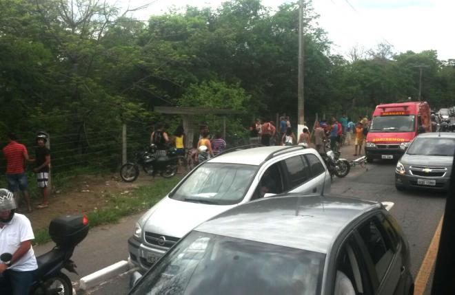 Trânsito na estrada Amaro Lanari/Horto