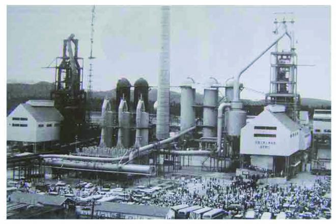 Foto histórica da inauguração do primeiro alto-forno da Usiminas