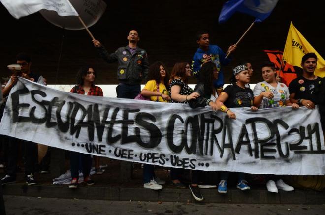 PEC 241 foi votada sob protestos de manifestantes nas galerias da Câmara e na avenida Paulista, em SP