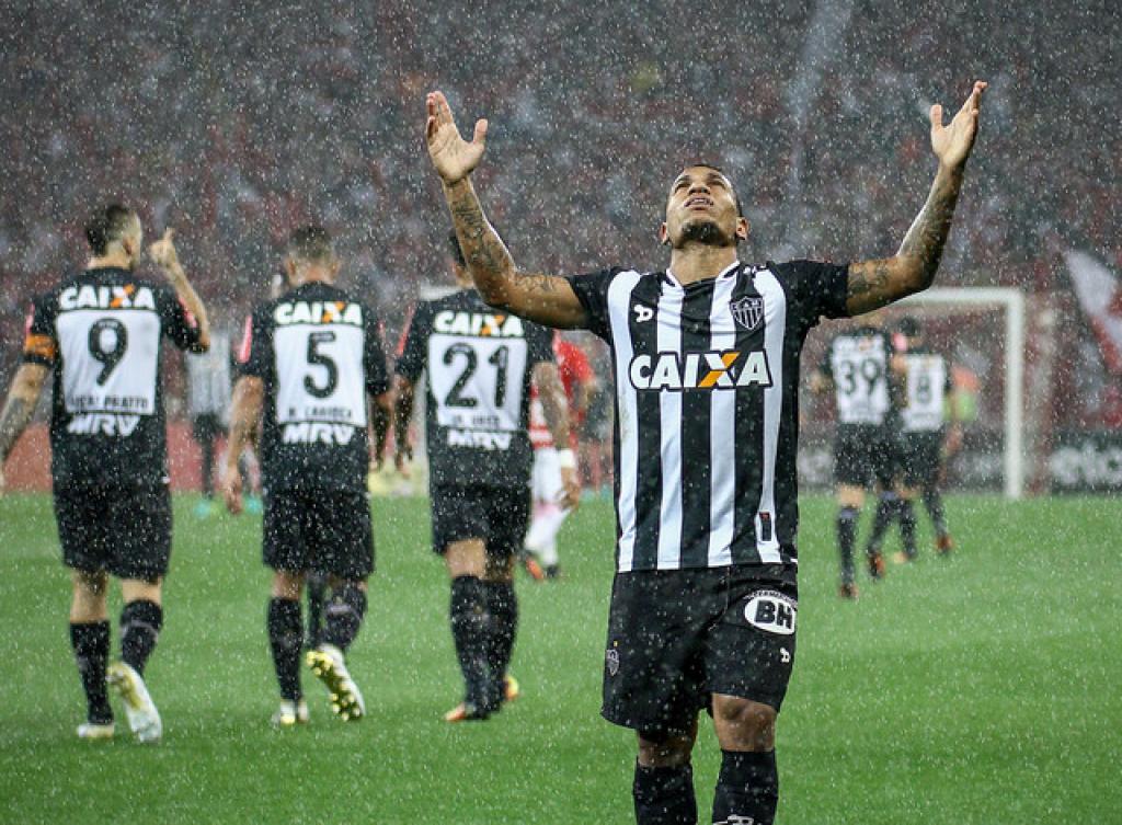 Sob forte chuva na capital gaúcha, o Atlético abriu o placar logo aos três minutos, com o venezuelano Otero, aproveitando cruzamento rasteiro de Lucas Pratto pela direita: Galo 1 x 0