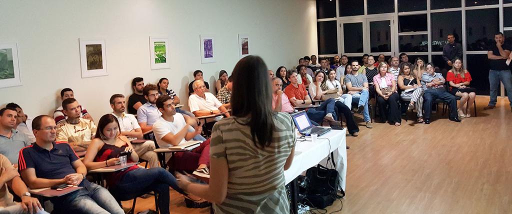 “Hoje são 115 lojas abertas e outras 93 vazias. Nada menos que 12 já fecharam as portas após a implantação da cobrança no estacionamento”, afirma representante dos lojistas