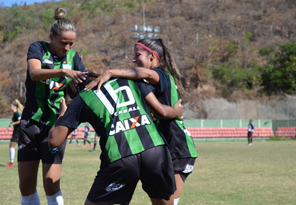 Americanas celebram tento marcado na goleada por 6 a 1