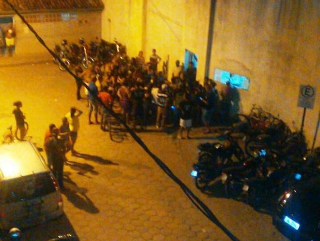 Portão da cadeia de Timóteo, na noite de quinta-feira