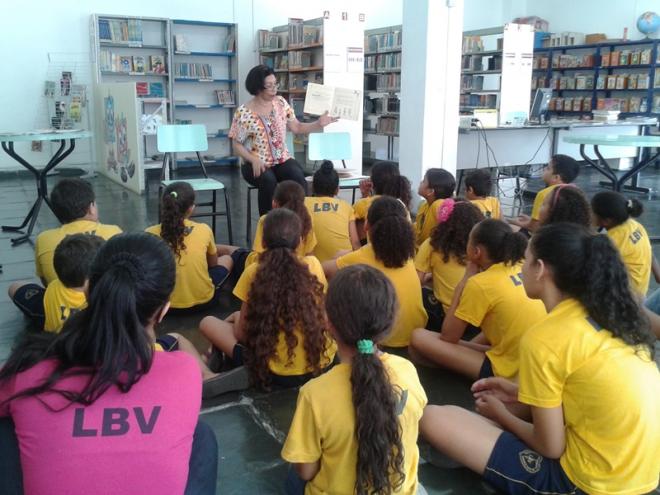 Crianças e adolescentes da LBV visitaram a Biblioteca Municipal no Dia do Livro