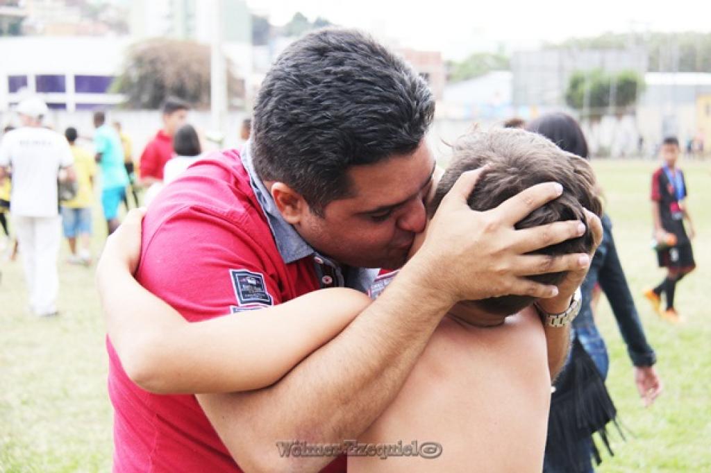 Emoção do pai, na comemoração da vitória