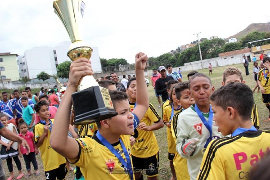 Jogador do Beira Rio, na comemoração da vitória