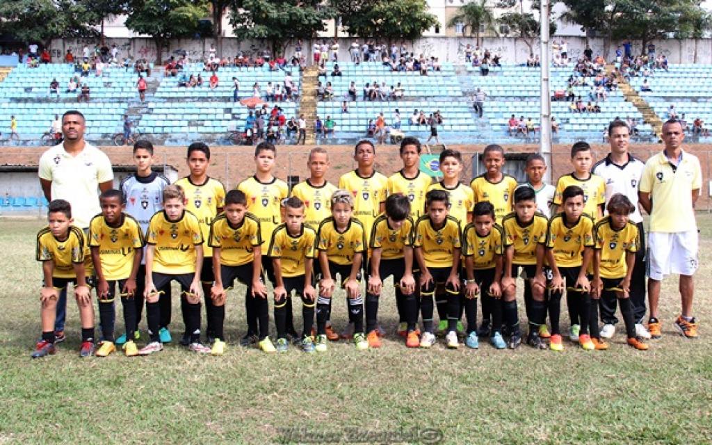 Foto oficial do início da partida, no Campo do Canaã