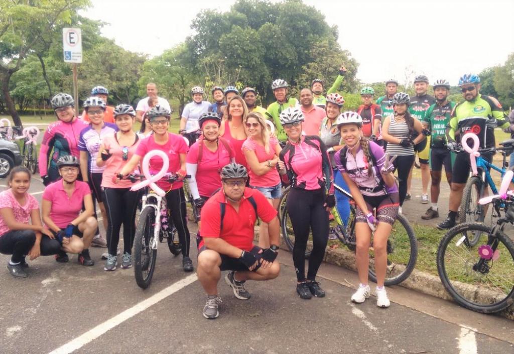 Anualmente, ciclistas promovem passeios para lembrar a campanha do Outubro Rosa, contra o câncer de mama