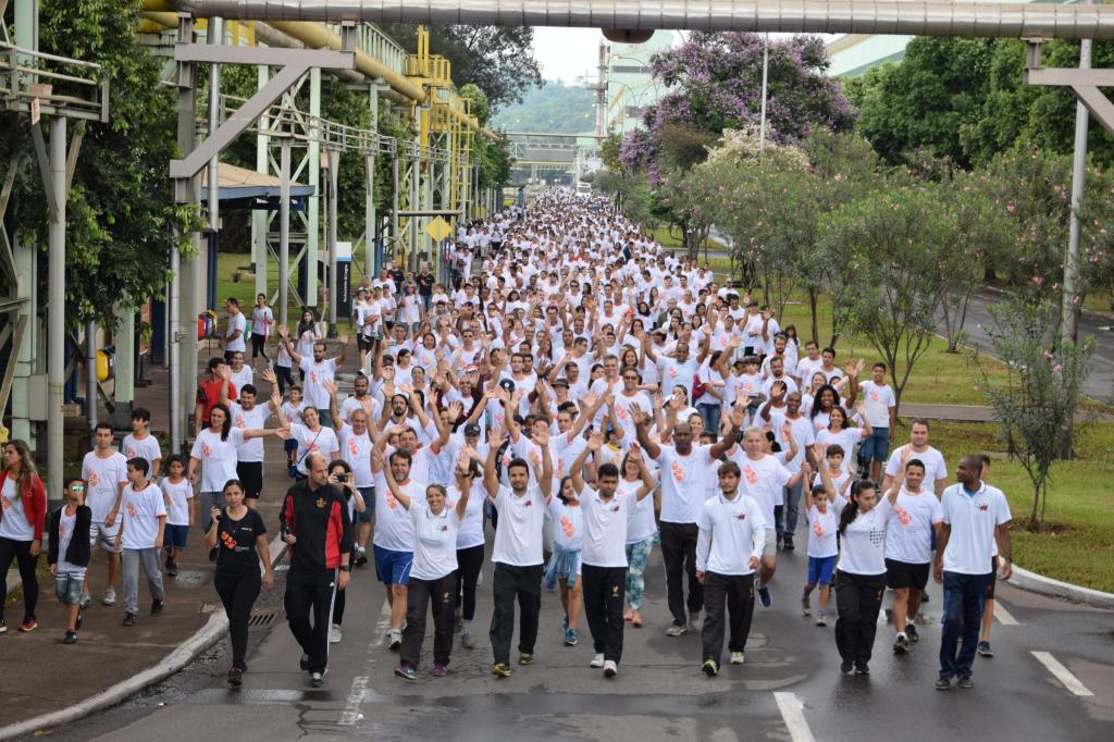 1300 pessoas, entre empregados e familiares, participaram da caminhada