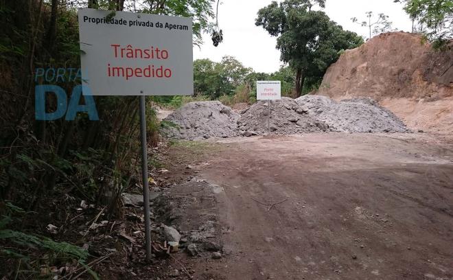Quem chegou de Ipatinga, pelo contorno rodoviário também encontrou a passagem fechada do outro lado do rio 