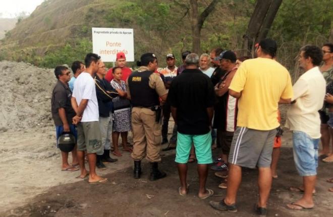 Populares tentaram intervir, mas interdição foi executada 