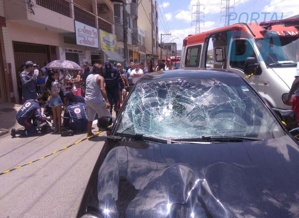 Impacto com a vítima amassou capô e destruiu o para brisas 