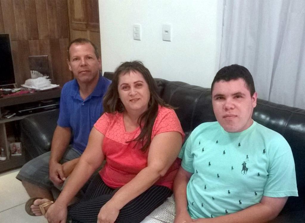 Thiago e seus pais, Silvana Linhares e José Carlos dos Santos