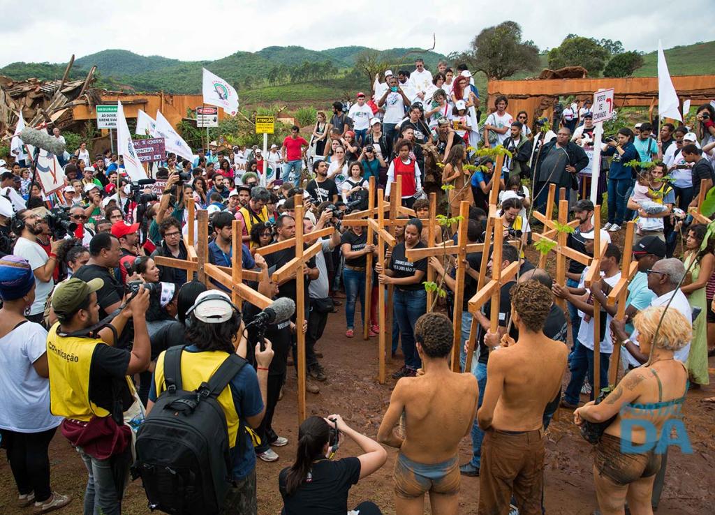 Manifestação em Bento Rodrigues lembra um ano da catástrofe ambiental da mineraçao em Mariana MG