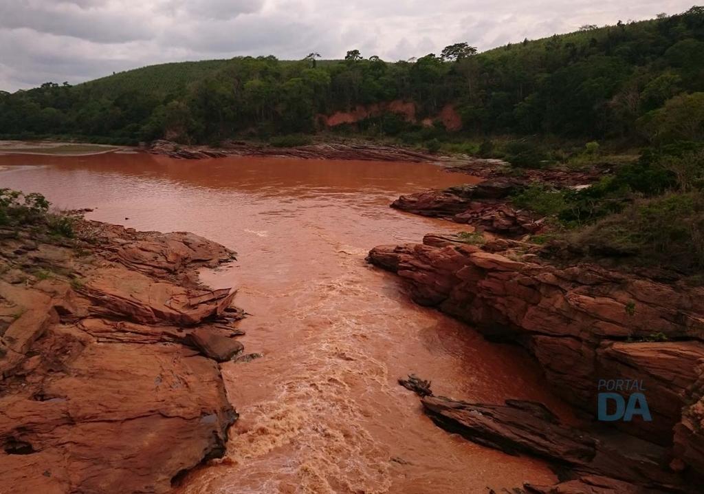 Um ano depois, lama ainda desce pelo rio doce 