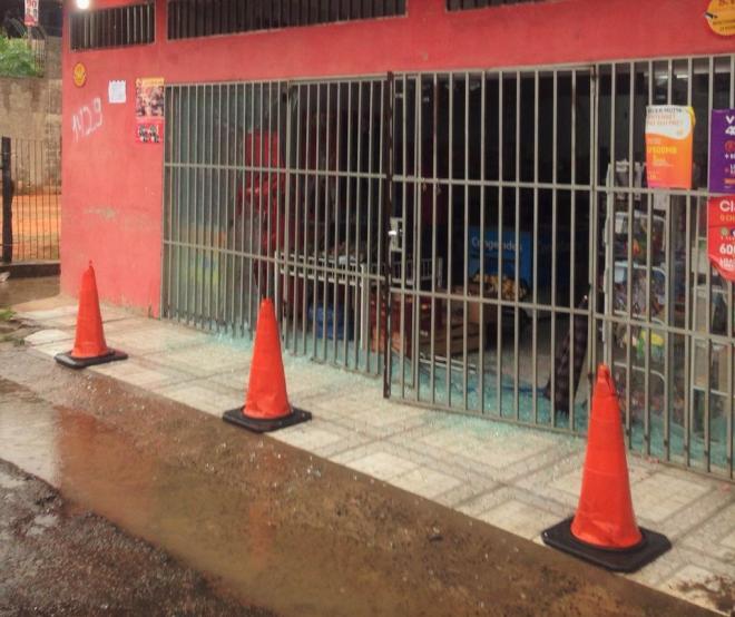 Vidraça de mercearia foi destroçada por tiros, na madrugada deste domingo