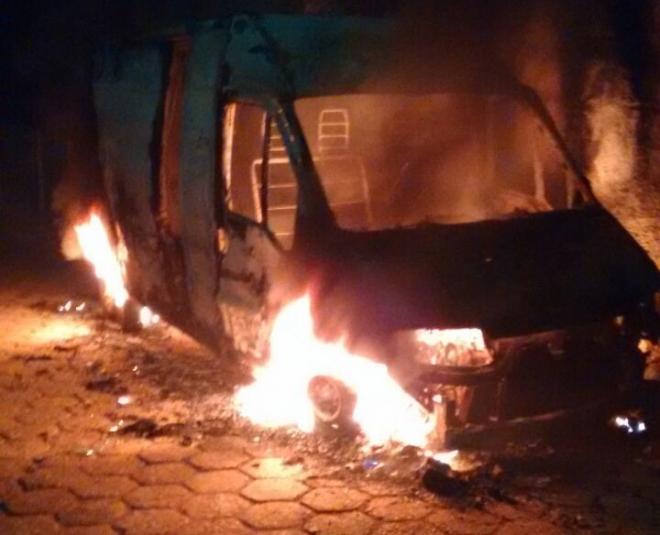 Van que estava estacionada em rua de Antonio Dias foi incendiada