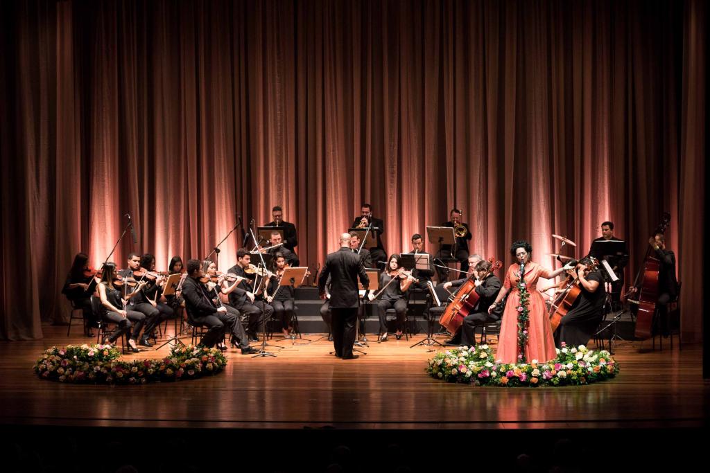 A Orquestra de Câmara Vale do Aço e a cantora Célia Braga (BH) 