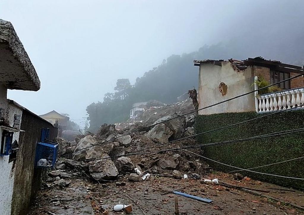Estimativa da Defesa Civil é que mais de mil toneladas de rocha e lama desceram pela encosta em Petrópolis,  RJ