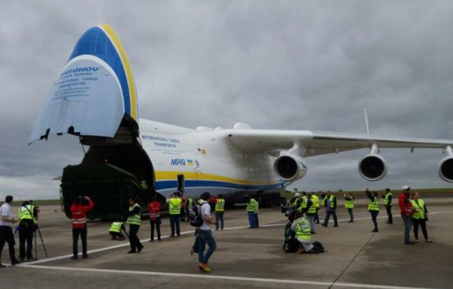 Fabricado na Ucrânia, na época da URSS, para transportar ônibus espacial, aeronave é usada agora para embarque de grandes cargas 