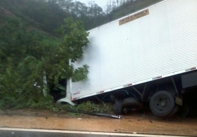 Caminhão baú também saiu da pista 