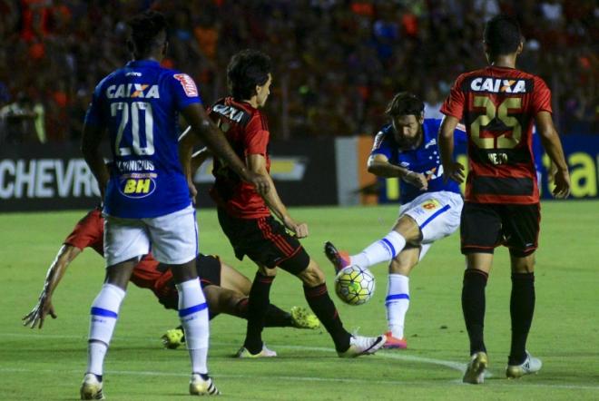 Jogadores comemoram o resultado obtido na 35ª rodada do Brasileiro 