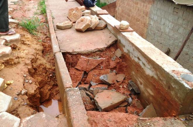 Moradores indignados pedem reparos emergenciais 