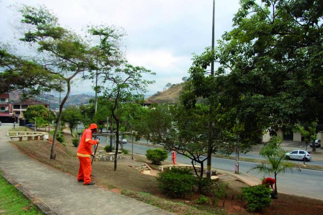 Durante o período de seca a manutenção nas praças é intensificada