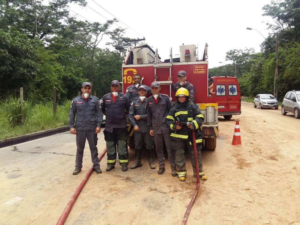 Equipe dos bombeiros militares estancou o vazamento do caminhão tanque