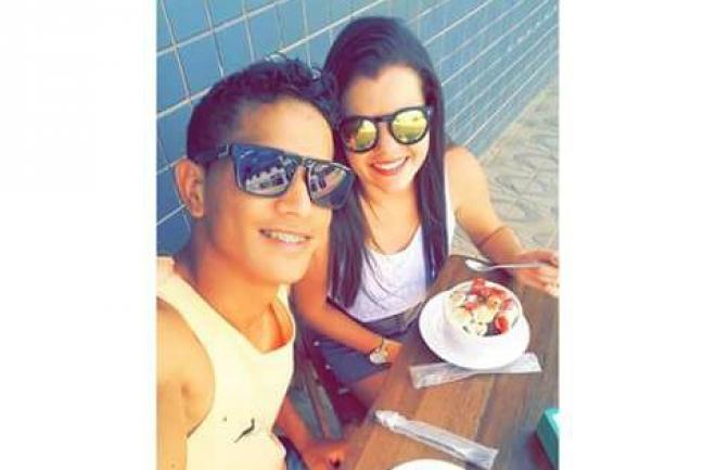 Jovem acompanhado da mulher