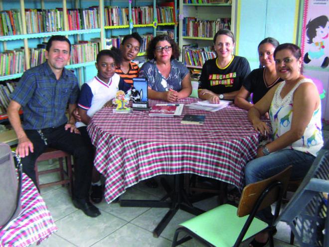 Adrielle Eduany (segunda na foto, da esquerda para a direita), com professores da Escola Nelcina e do Programa Ipatinga Cidade Leitora