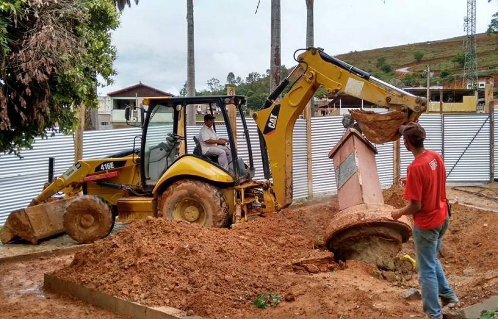 Estátua do ex-presidente Castelo Branco é derrubada em ato público  