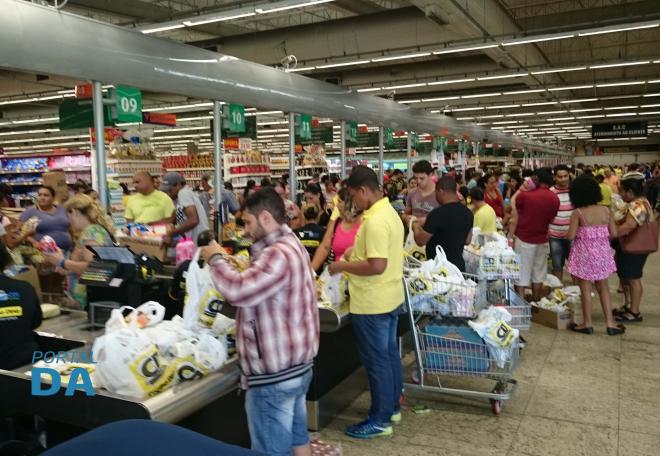 Consumidores aproveitam Black Friday do Coelho Diniz