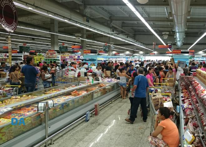 Consumidores aproveitam Black Friday do Coelho Diniz