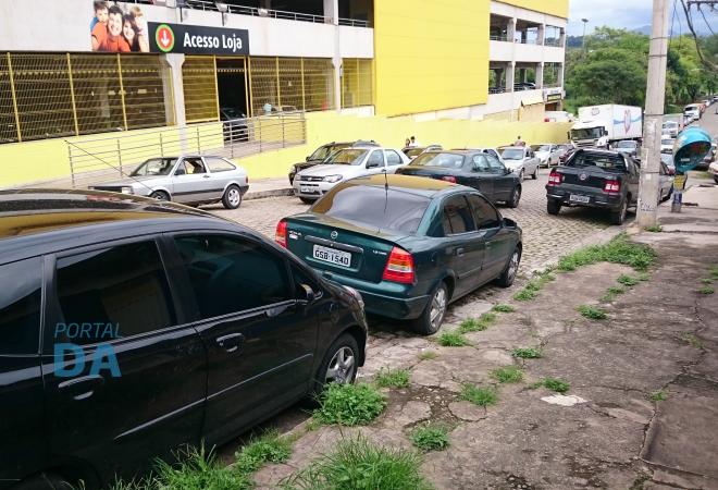 Consumidores aproveitam Black Friday do Coelho Diniz