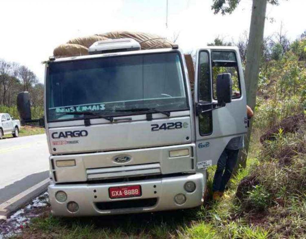Caminhão bateu em barranco às margens da rodovia 